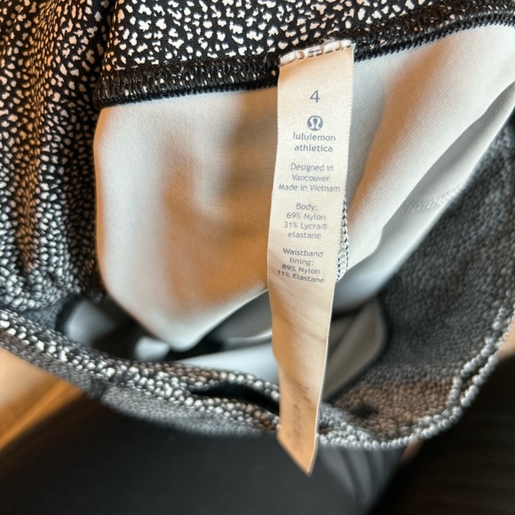 Lululemon Tight Stuff Tight II 25” Reflective Scallop Alpine White/Black Sz 4 - Picture 8 of 15